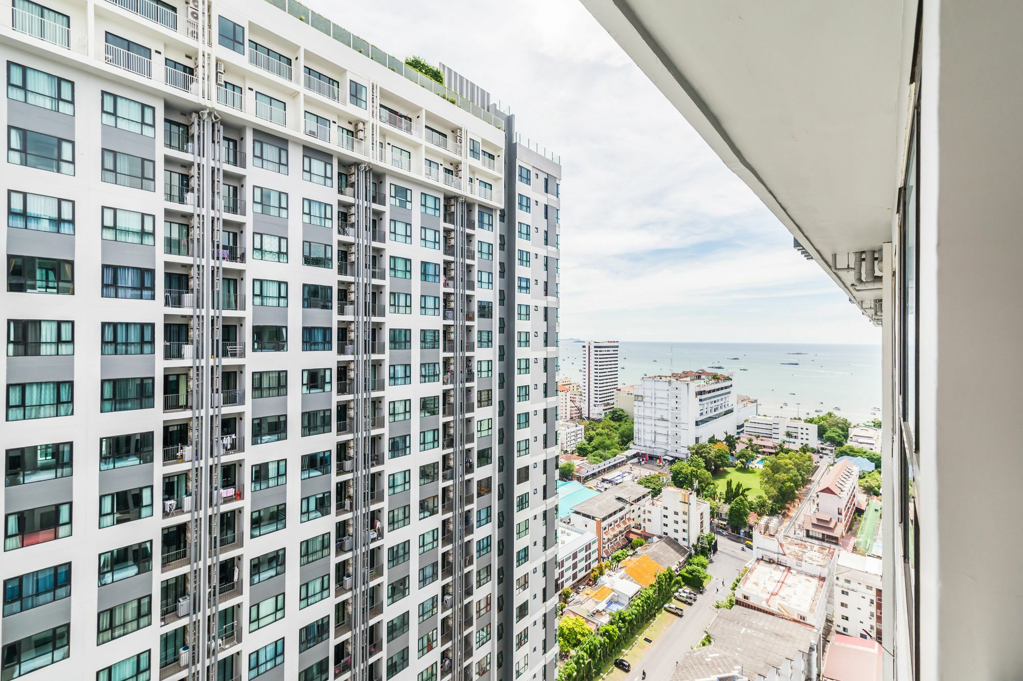 Favstay - The Base Central Pattaya Extérieur photo