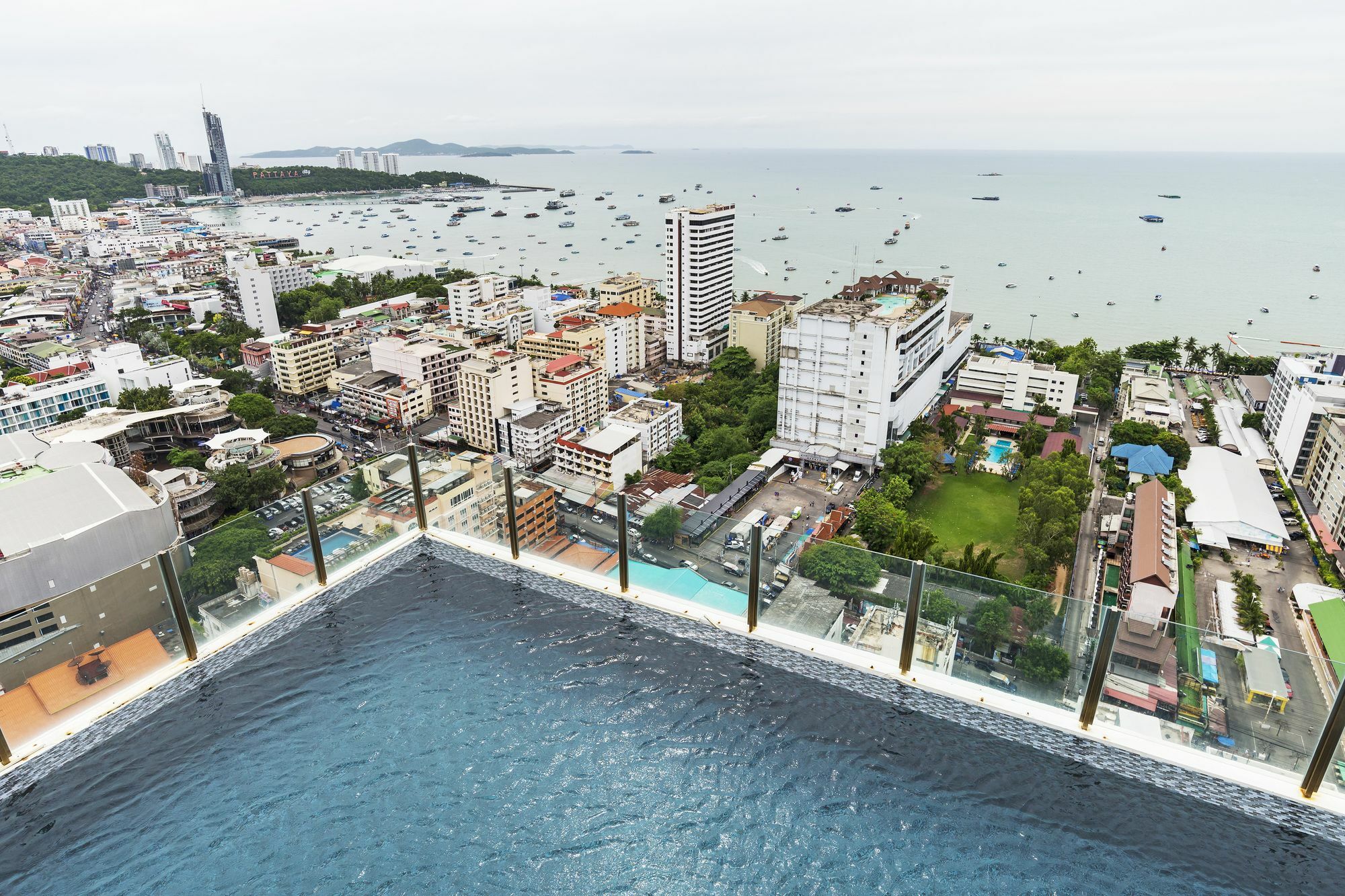 Favstay - The Base Central Pattaya Extérieur photo